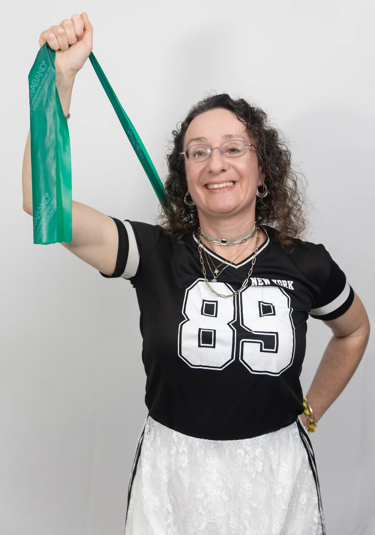 נטע קרם מחזיקה גומיית התנגדות
